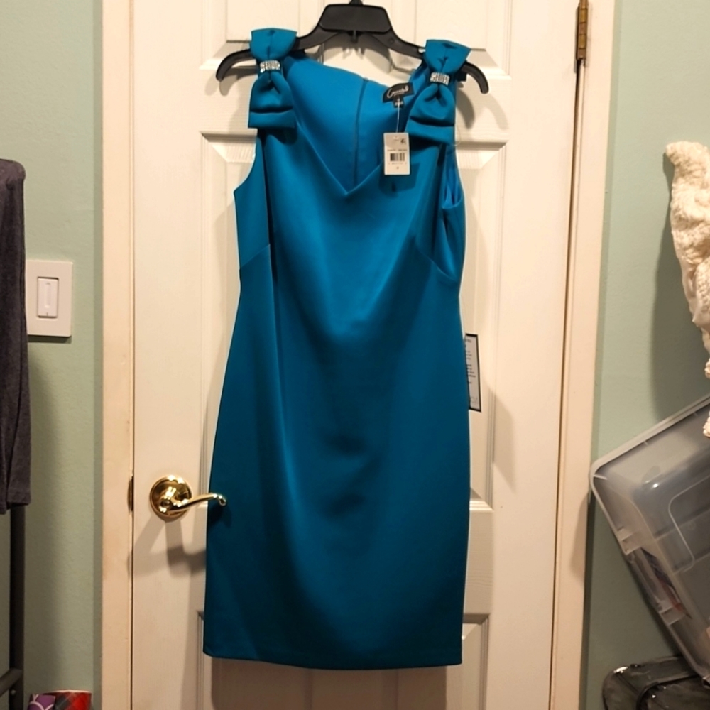 V neck sleeveless cocktail dress